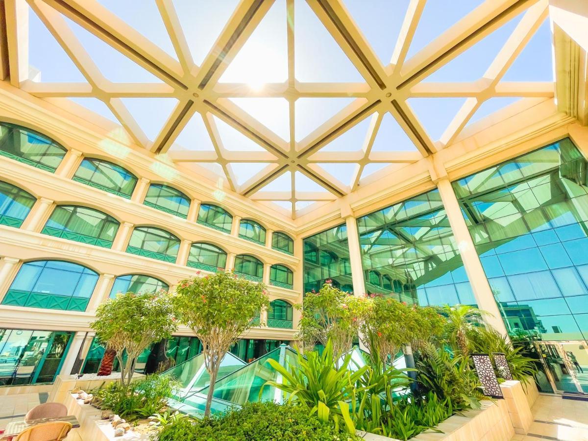 Moevenpick Grand Al Bustan Hotel Dubai Bagian luar foto The atrium of the hotel