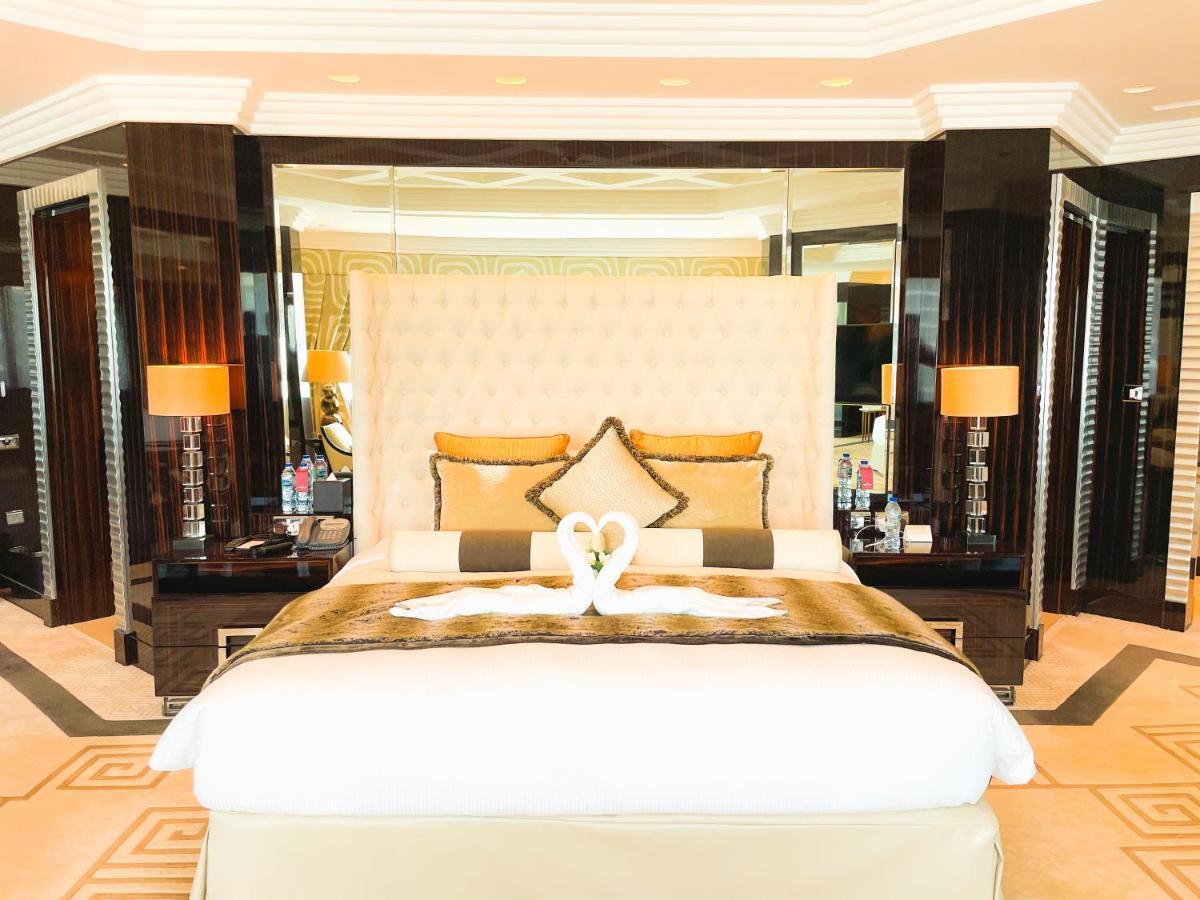 Moevenpick Grand Al Bustan Hotel Dubai Bagian luar foto A bedroom at the hotel