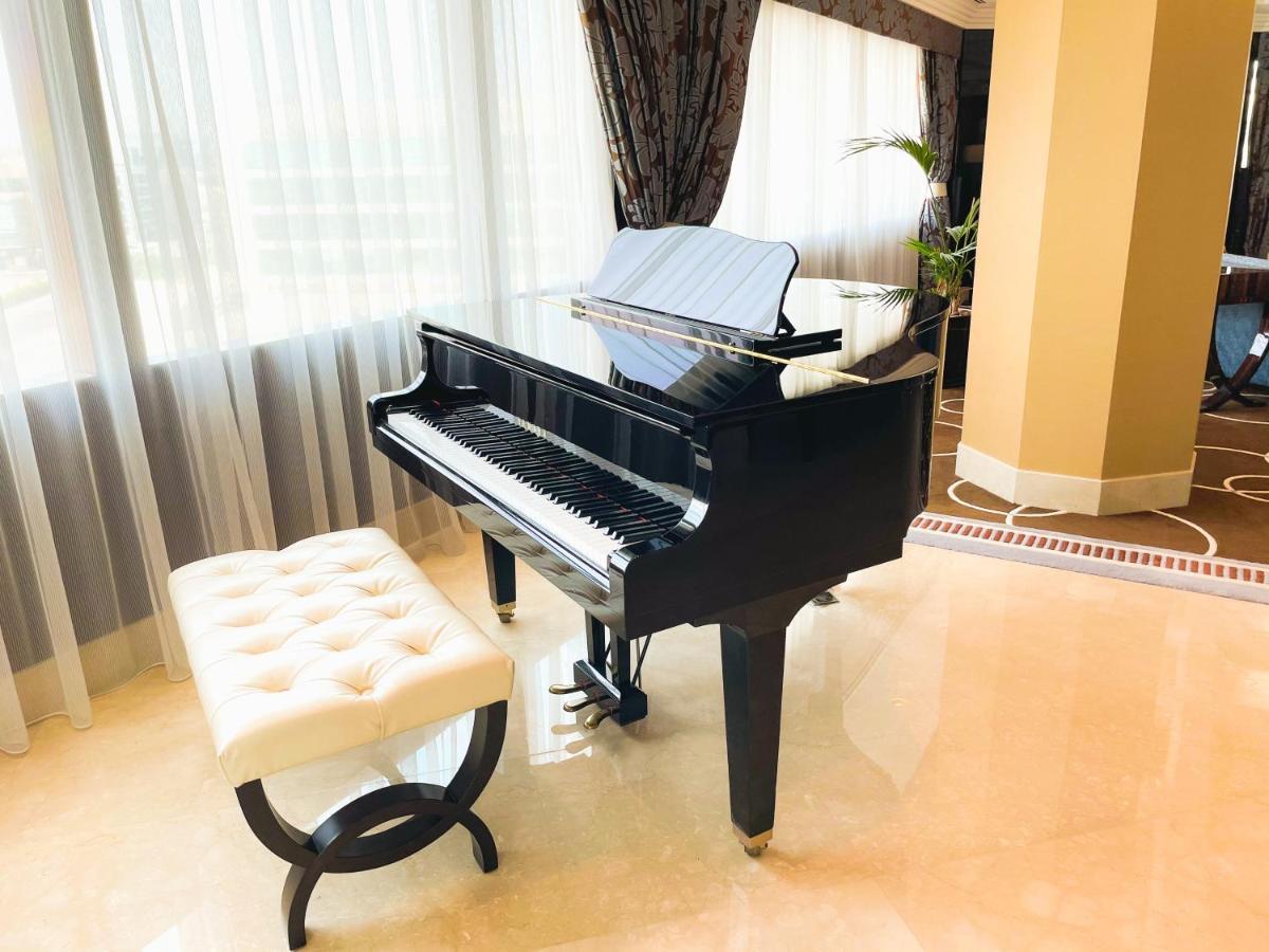 Moevenpick Grand Al Bustan Hotel Dubai Bagian luar foto A piano
