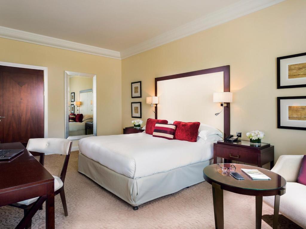 Moevenpick Grand Al Bustan Hotel Dubai Bagian luar foto A room at the InterContinental London