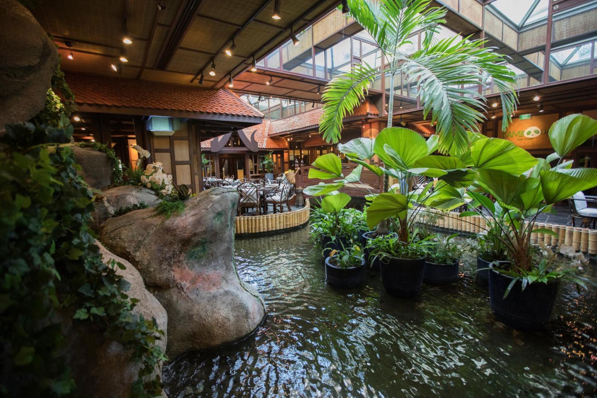 Moevenpick Grand Al Bustan Hotel Dubai Bagian luar foto The interior of the Riverwalk