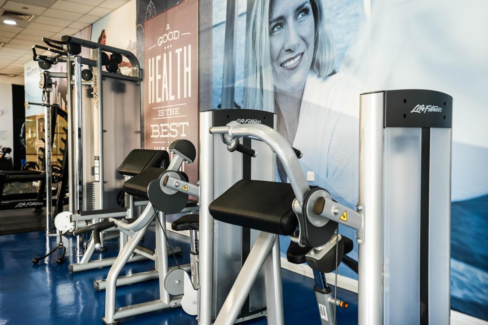 Moevenpick Grand Al Bustan Hotel Dubai Bagian luar foto The gym at the hotel