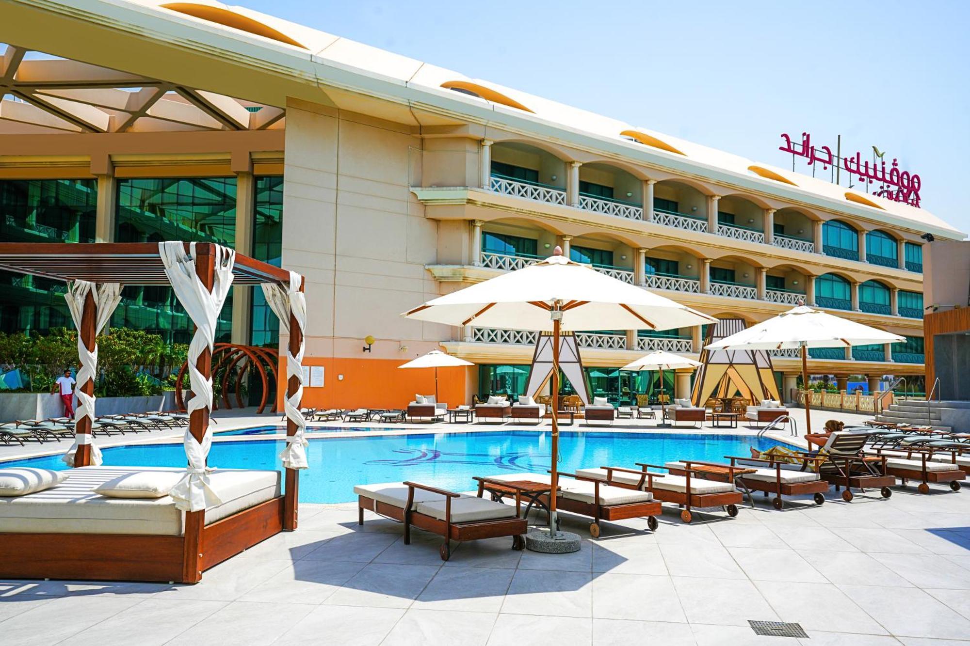 Moevenpick Grand Al Bustan Hotel Dubai Bagian luar foto The pool at the hotel