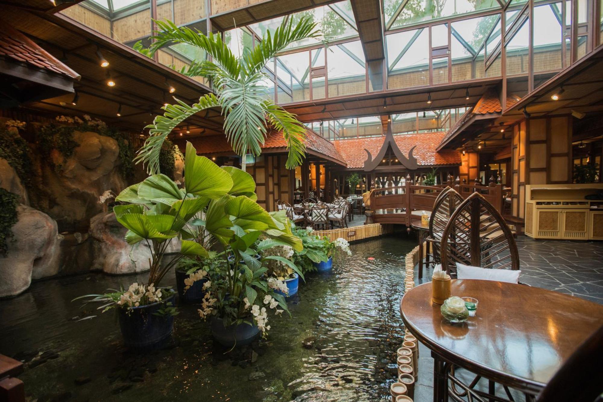 Moevenpick Grand Al Bustan Hotel Dubai Bagian luar foto The interior of the restaurant