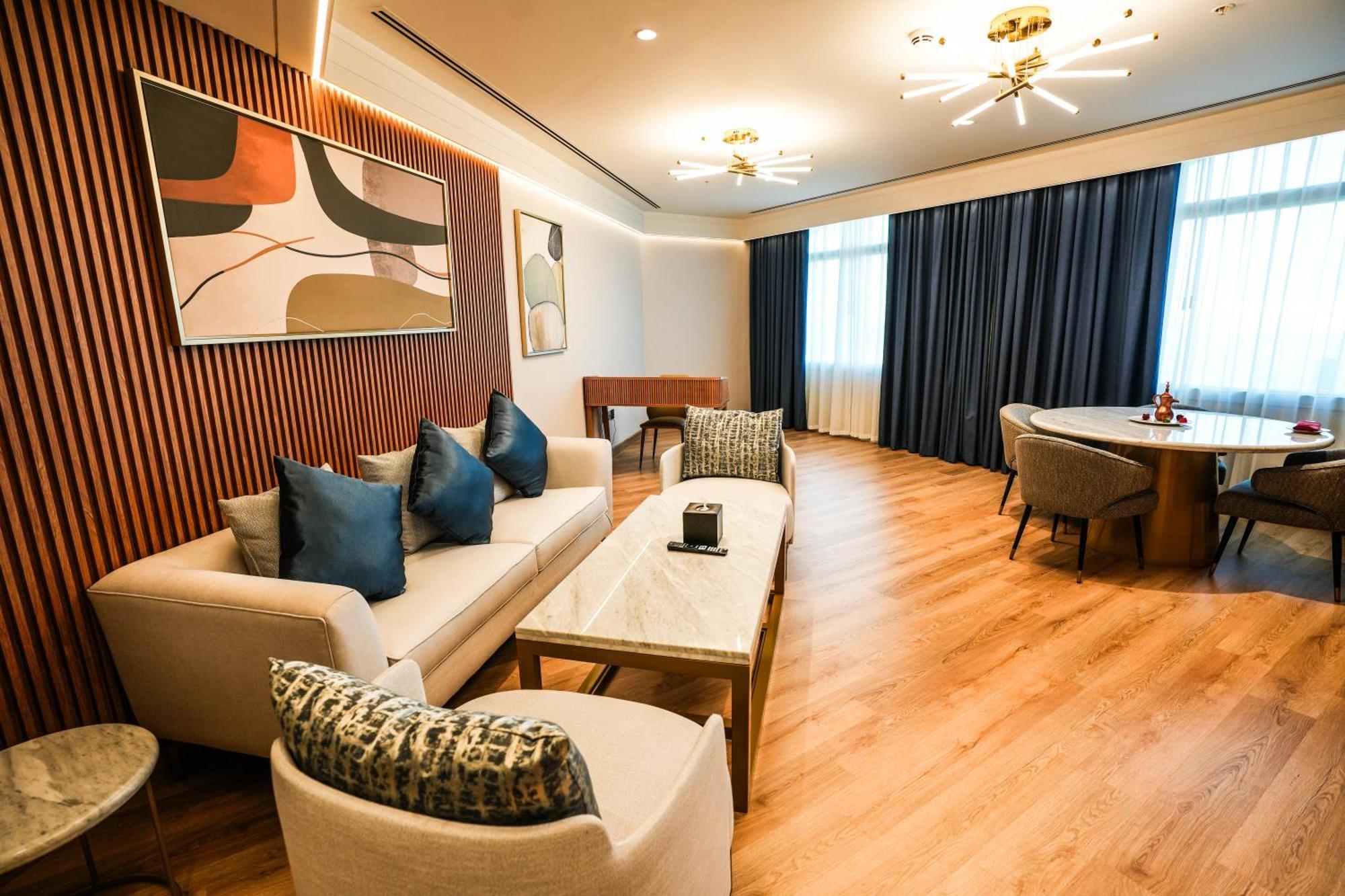 Moevenpick Grand Al Bustan Hotel Dubai Bagian luar foto A suite at the hotel