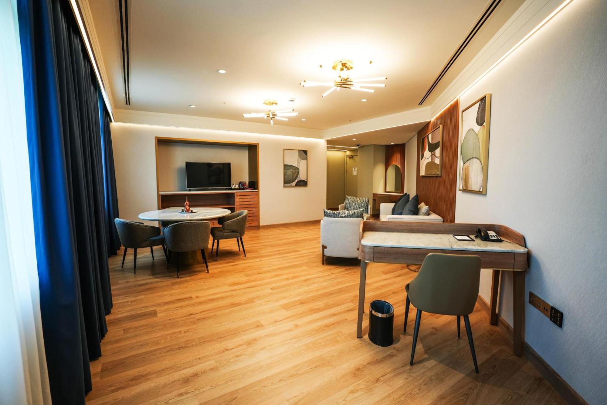 Moevenpick Grand Al Bustan Hotel Dubai Bagian luar foto A suite at the hotel