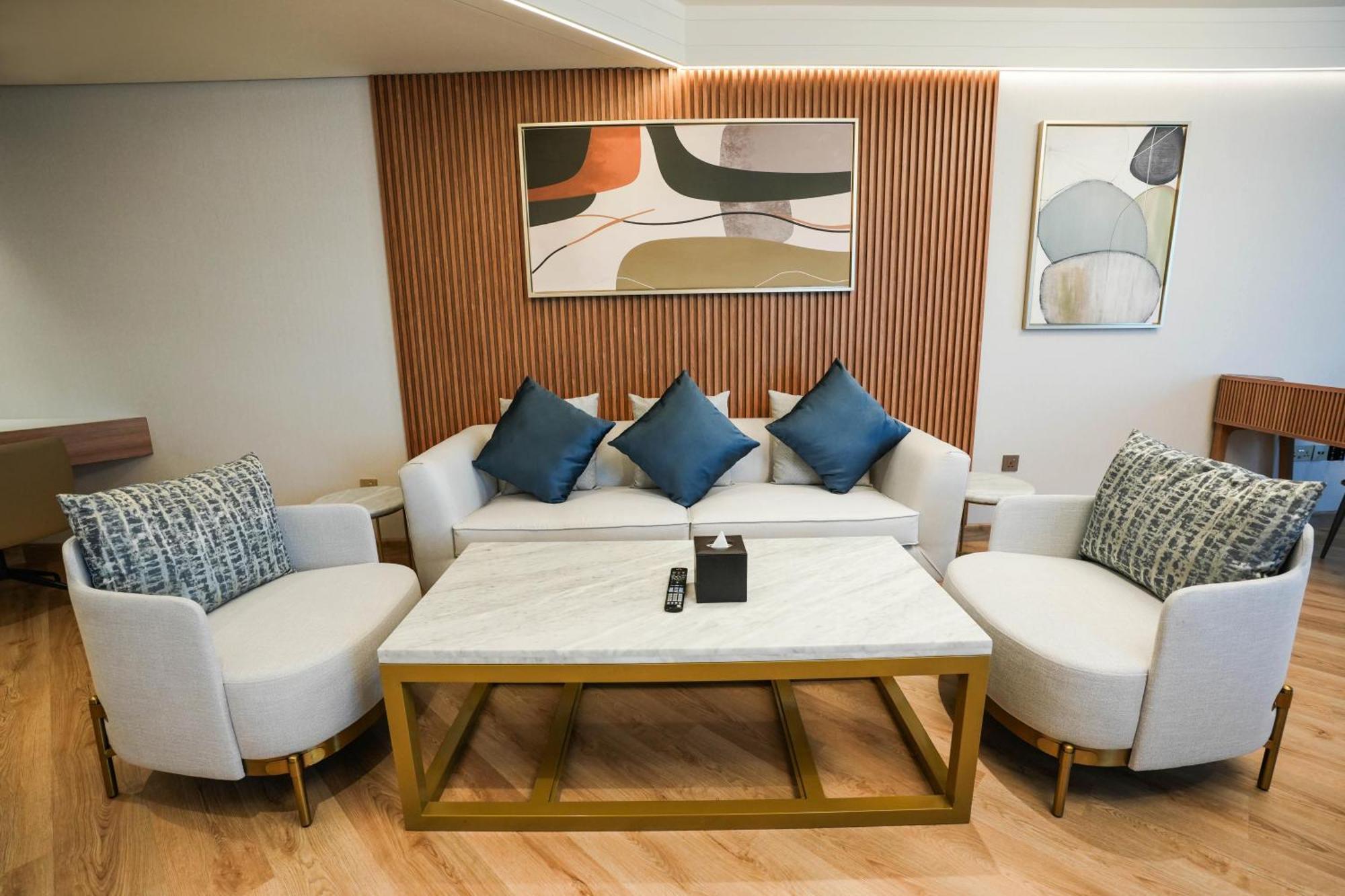 Moevenpick Grand Al Bustan Hotel Dubai Bagian luar foto A living room in a suite at the hotel