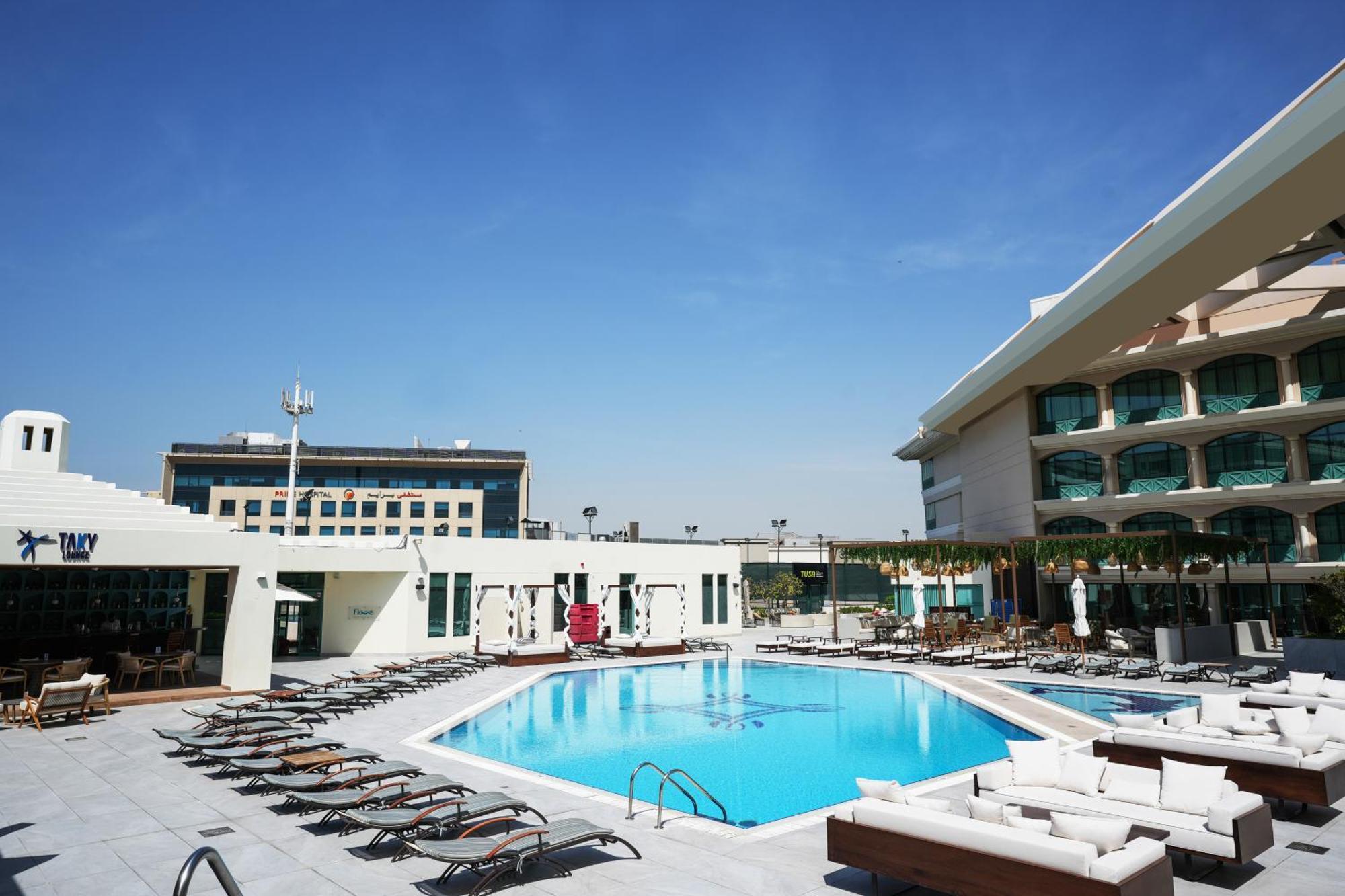 Moevenpick Grand Al Bustan Hotel Dubai Bagian luar foto The swimming pool at the hotel